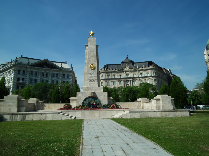 Freiheitsplatz: sowjetisches Ehrenmal