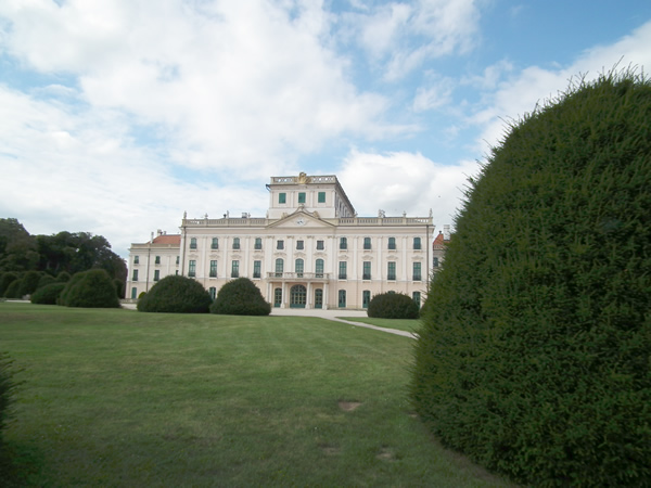 Schloss Esterháza: Fassade gegen Garten