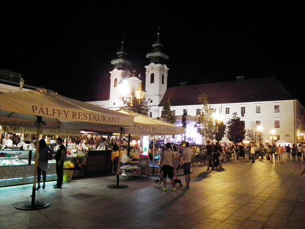 Györ: Festival der Barockhochzeit am Széchenyi tér