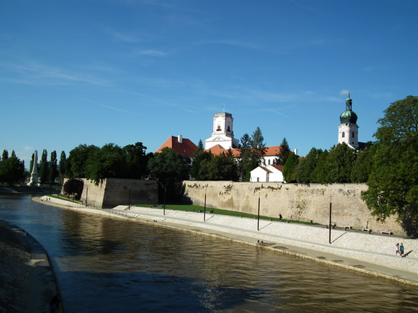 Györ: Blick von Westen auf die Bischofsburg