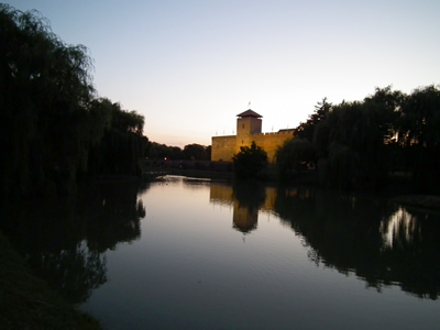 Burg zu Gyula, abends