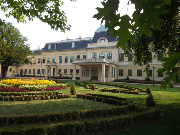 Gyula: Schloss Almásy, Nordfassade