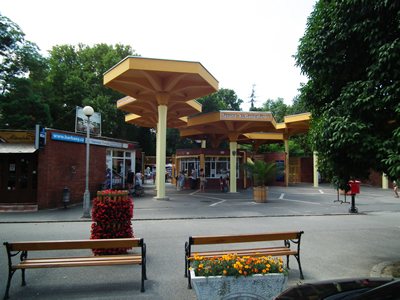Eingang zum Heilbad und Strandbad in Hark·ny