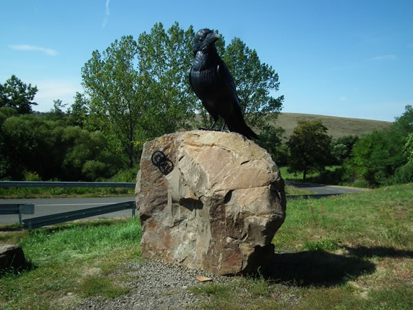Skulptur 'Rabenstein' (ungarisch=Hollókö) an der Abzweigung nach Hollókö