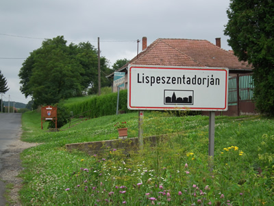 Ortsschild von Lispeszentadorján
