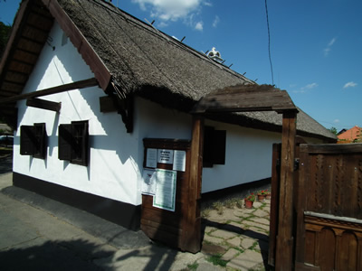 Mezökövesd: Museal zugängliches Haus im Stadtteil Hadas