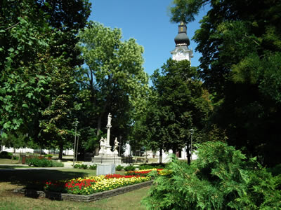Mezökövesd: Pfarrkirche; Park