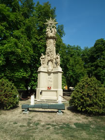 Pécsvárad: Dreifaltigkeitssäule im Park vor dem Rathaus