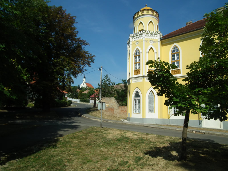 Pécsvárad: Rathaus und Pfarrkirche Mariä Himmelfahrt