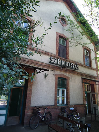 Székkutas, Bahnhofsgebäude